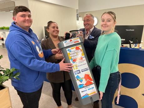 Rob Lister delivers the bin to Hub8 with, from left, Jamie Sands, Bella Montes and Abi Whelan. Une campagne de recyclage des téléphones portables frappe Cheltenham