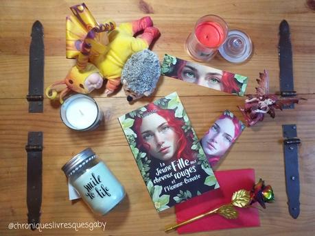 La jeune fille aux cheveux rouges et l'homme-cravate (Lynn Fox)