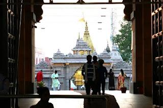 Les grands arrangements pour touristes au temple de Shiva à Bénarès