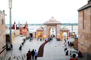 Les grands arrangements pour touristes au temple de Shiva à Bénarès