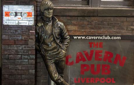 Les Beatles continuent d’annoncer leur “dernière chanson” avec des projections à Liverpool