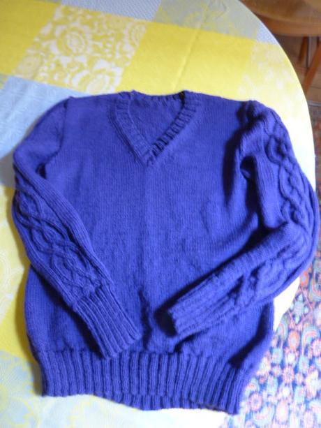 Pull à encolure en V et manches torsadées P1250090