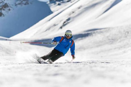 Homme qui fait du ski en Suisse