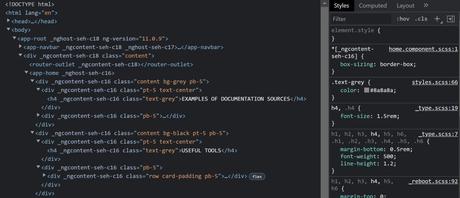 Choisir le bon préprocesseur CSS Fenêtre d'ordinateur portable affichant un écran partagé avec HTML à gauche et CSS à droite