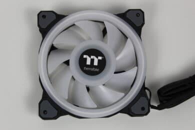 Test du Thermaltake Riing Quad 12 RGB – beaucoup de RVB et beaucoup de performances ?