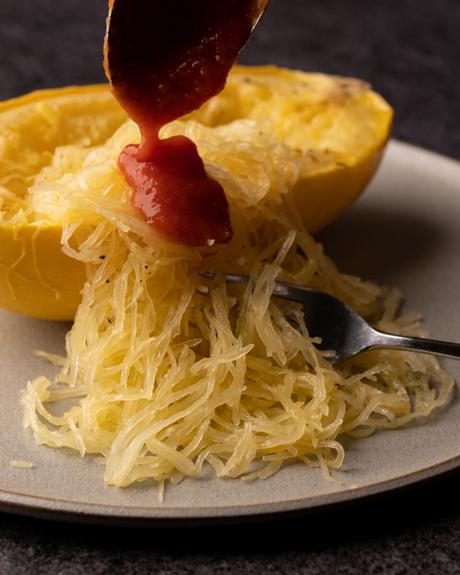 courge spaghetti cuite avec sauce tomate