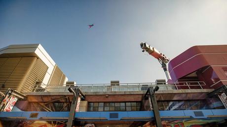 Une histoire d’innovation normative Voler Stuntronic Spiderman au-dessus du campus Avenger à Disneyland