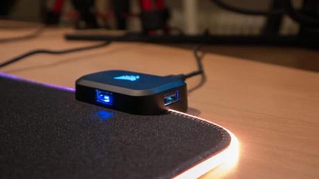 Énorme et RVB – Le tapis de souris Corsair MM700 RVB testé