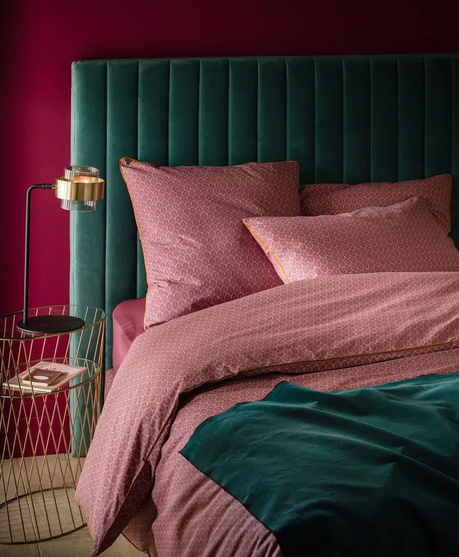 inspiration deco chambre lit double vert velours mur rouge vegetale