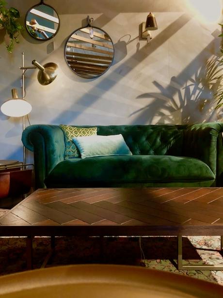 zuiver design hollandais meubles salon urban jungle canapé velours vert émeraude - Blog déco - Clem Around The Corner