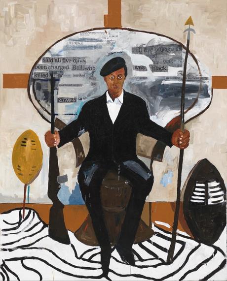 Un portrait d'un homme portant un costume et une casquette assis sur une chaise entouré d'art africain 