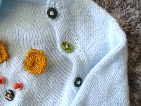 Petit pull bleu animal de la forêt .