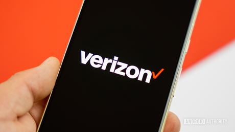 Logo Verizon sur smartphone avec fond coloré Photo de stock 12
