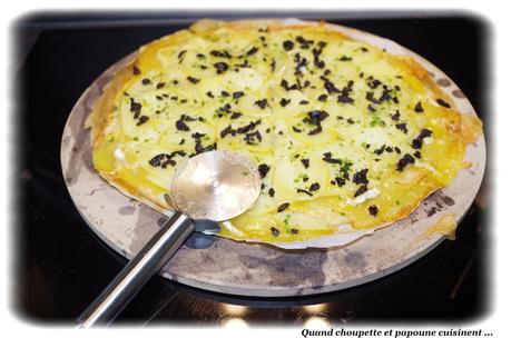 pizza au camembert, aux pommes de terre et à la chapelure d'olives noires-3829