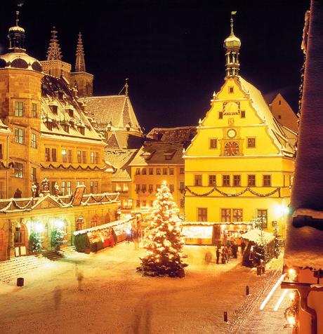 Rothenburg at Christmas © Roderick Eime - licence [CC BY 2.0] from Wikimedia Commons
