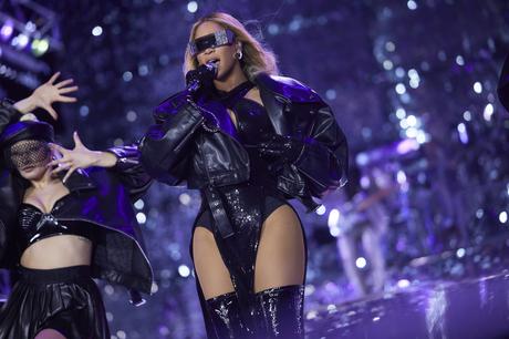 Beyoncé clôt sa tournée mondiale RENAISSANCE 2023 dans un look Atelier IVY PARK entièrement noir