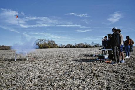 À ciel ouvert : les étudiants du Centre de technologie aéronautique apprennent les bases des fusées