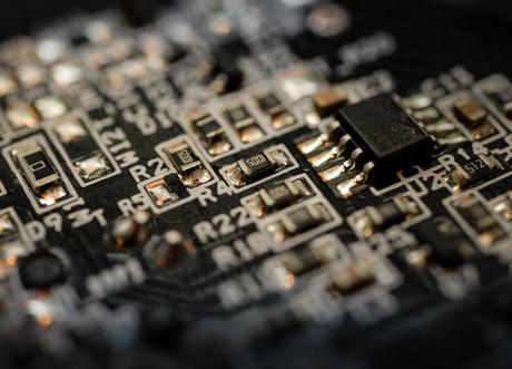 Les transistors thermiques à semi-conducteurs contrôlent le flux de chaleur à l’aide d’un champ électrique