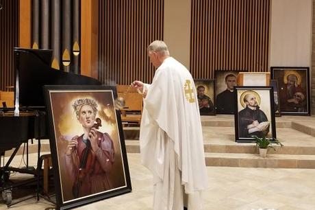 L’église de Rogers vénère les saints avec des portraits – Arkansas Catholic