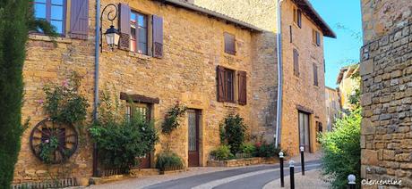Les Villages des Pierres Dorées - Oingt (Rhône) Les Villages des Pierres Dorées - Oingt (Rhône)