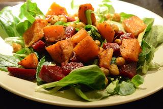 [Vegan] Salade de mâche, betterave, pois chiches au cumin et patate douce piquante rotie
