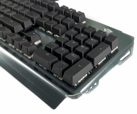 Un véritable accroche-regard – le clavier de jeu Trust GXT 877 Scarr