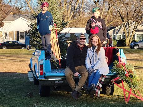 Les semaines | 19 novembre : festivités de vacances à Flossmoor, samedi des petites entreprises, portraits d’animaux mal dessinés 26 novembre : La famille Day pose pour une photo sur la camionnette Chevrolet 1967 de Jim Knetl lors du festival de vacances de Flossmoor. Devant, de gauche à droite, Zach et Amie. Au fond, de gauche à droite, Owen et Sam.