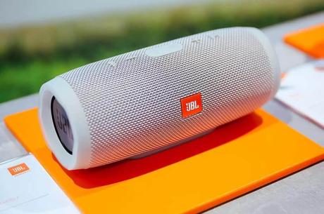 Le guide des cadeaux de Noël pour ceux qui aiment la technologie 3 jbl charge 4