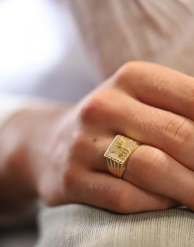 Symbole d’histoire et de style : Pourquoi les chevalières sont de retour au sommet de la tendance masculine ?