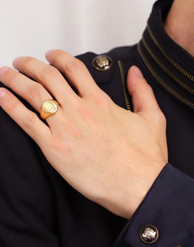 Symbole d’histoire et de style : Pourquoi les chevalières sont de retour au sommet de la tendance masculine ?