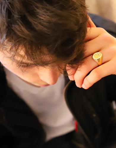 Symbole d’histoire et de style : Pourquoi les chevalières sont de retour au sommet de la tendance masculine ?