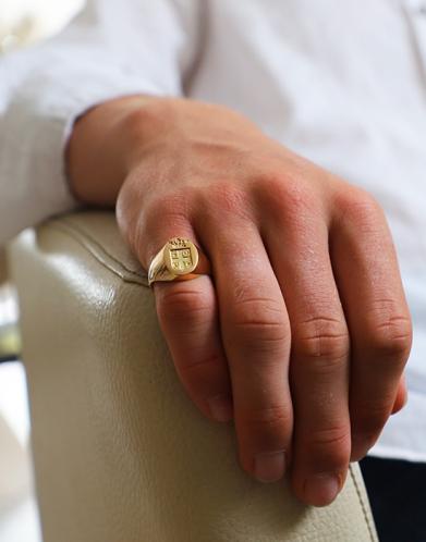 Symbole d’histoire et de style : Pourquoi les chevalières sont de retour au sommet de la tendance masculine ?