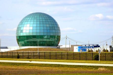 Le globe du centre de données de calcul haute performance de 100 pieds de haut dans les installations de Foxconn à Mount Pleasant, le lundi 14 novembre 2022.