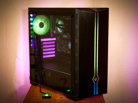 Le BitFenix Sabre : un étui pour les amateurs de RVB Le BitFenix Sabre : un étui pour les amateurs de RVB