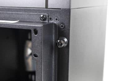 Test du Cooler Master MasterCase H100 : petit boîtier avec grande ventilation Vis moletées à l'arrière