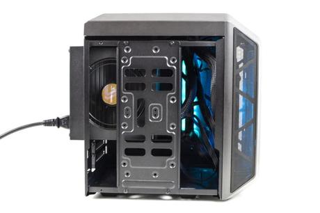 Test du Cooler Master MasterCase H100 : petit boîtier avec grande ventilation Cooler Master MasterCase H100 avec système intégré