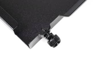 Test du Cooler Master MasterCase H100 : petit boîtier avec grande ventilation Vis à oreilles en gros plan