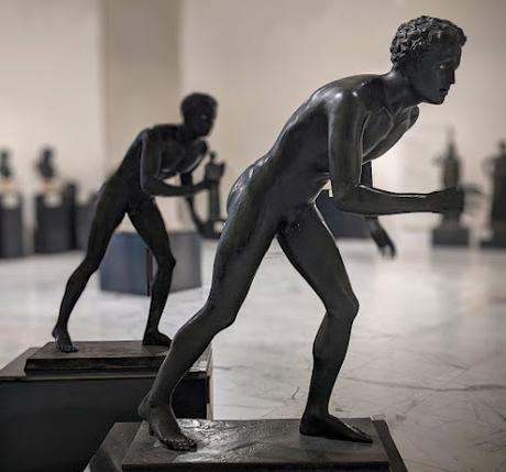 Les coureurs en bronze de l'Achilleion, répliques des coureurs de la Villa des Papyrus à Herculanum