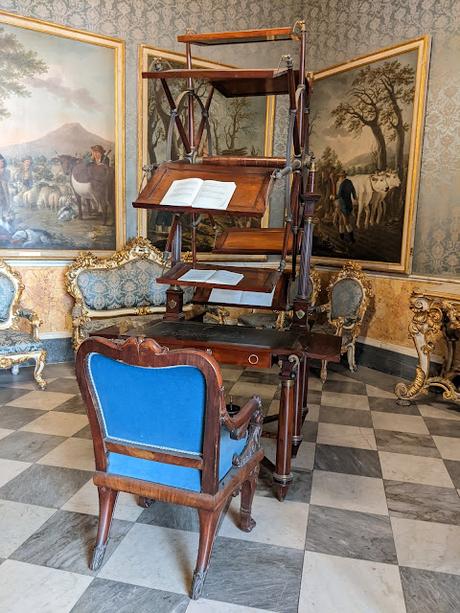 Une liseuse du 18ème siècle. Le pupitre rotatif de Marie-Caroline de Habsbourg au  Palais royal de Naples.