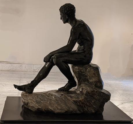 L'Hermès assis de l'Achilleion, une copie de l'Hermès de la Villa des Papyrus à Herculanum L'Hermès assis de l'Achilleion, une copie de l'Hermès de la Villa des Papyrus à Herculanum