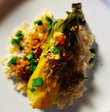 Bok choï et haché végétal sur riz Bok choï et haché végétal sur riz