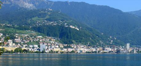 Montreux_(Svizzera)_Panoramica_del_centro_della_città_dal_lago