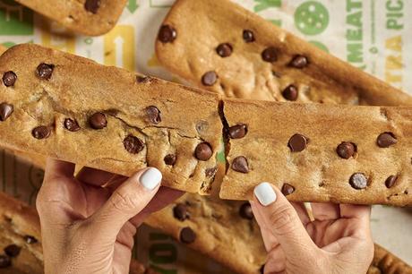 Subway lance un cookie d'un pied juste à temps pour la Journée nationale des cookies.