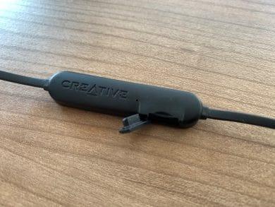 Creative Outlier One Plus : des écouteurs bons et abordables pour les athlètes ? prise de chargement