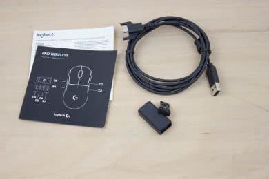 La livraison comprend un câble, un dongle USB et un adaptateur pour le dongle.