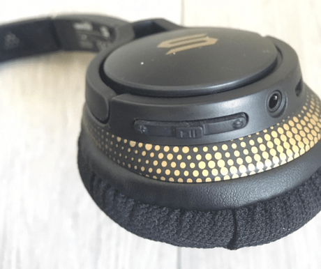 Ledit bouton sur l'oreillette droite