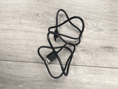 Le câble de chargement USB fourni