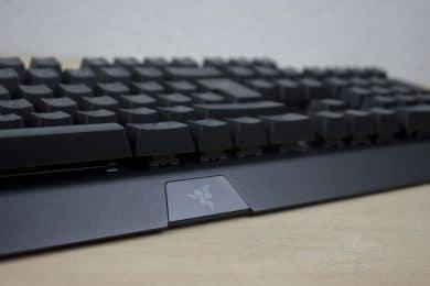 Razer BlackWidow Elite Review : ancienne version rééditée Razer BlackWidow Elite - Vue de face avec logo Razer