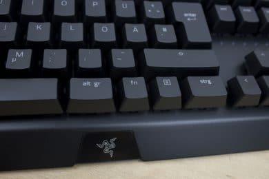 Razer BlackWidow Elite Review : ancienne version rééditée Razer BlackWidow Elite - Vue de face avec logo Razer