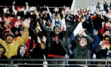 Les fans de Texas Tech applaudissent après un touchdown contre Cal lors du 47e Radiance Technologies Independence Bowl samedi soir, le 16 décembre 2023, au Independence Stadium de Shreveport, en Louisiane.